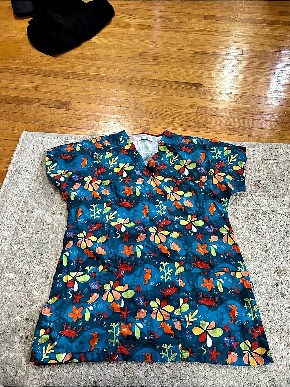 Çizgi Medikal Floral Print Scrub Top in Blue & Red Size Medium Like New